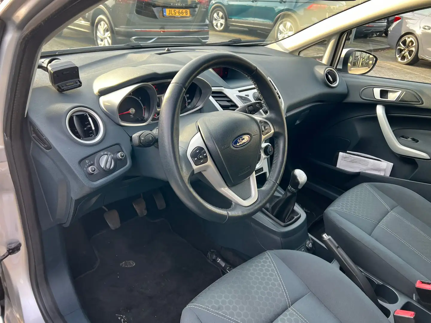 Ford Fiesta 1.4 Titanium trekhaak, airco, pdc, cruise Gris - 2