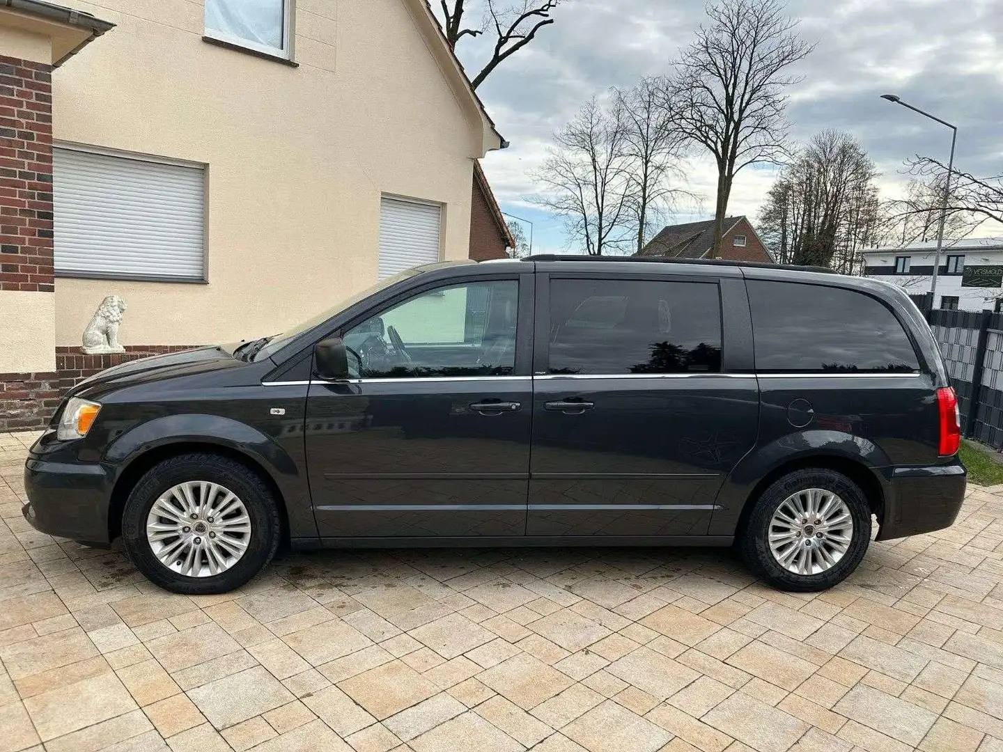 Lancia Voyager 2.8 JTDM+Leder+SHZ+AHK+Tempomat+top+ Grau - 2