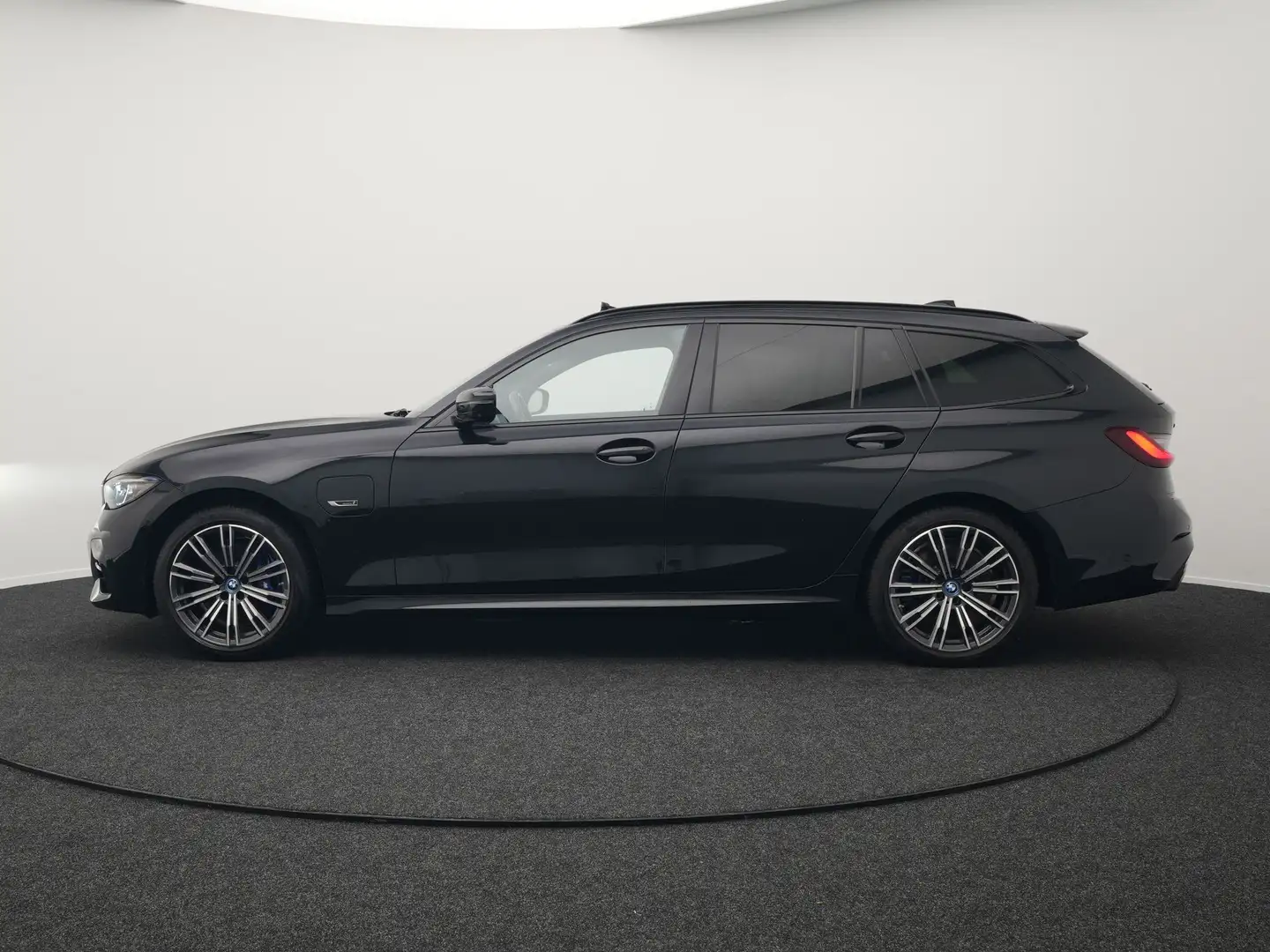 BMW 330 3-serie Touring 330e xDrive M Sport Plug In Hybrid Zwart - 2