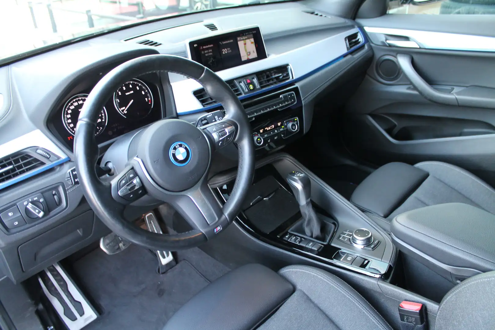 BMW X2 xDrive25e M Sport Automaat / Panoramadak / Achteru Grijs - 2