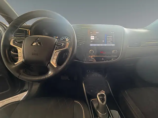 Mitsubishi Outlander view 11