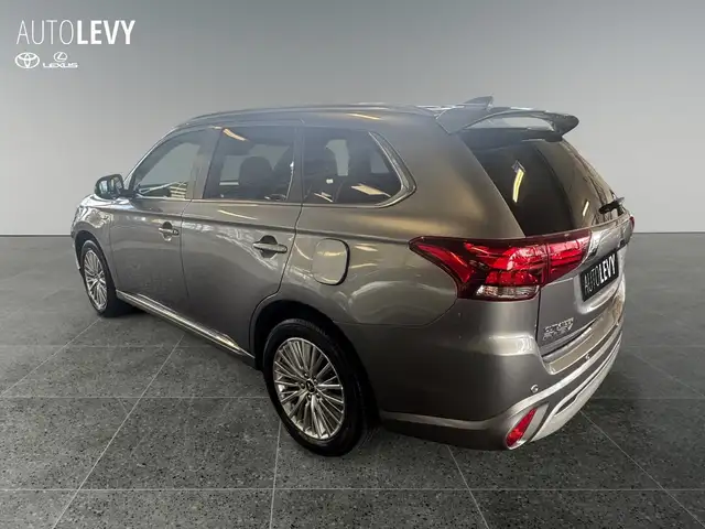 Mitsubishi Outlander view 4