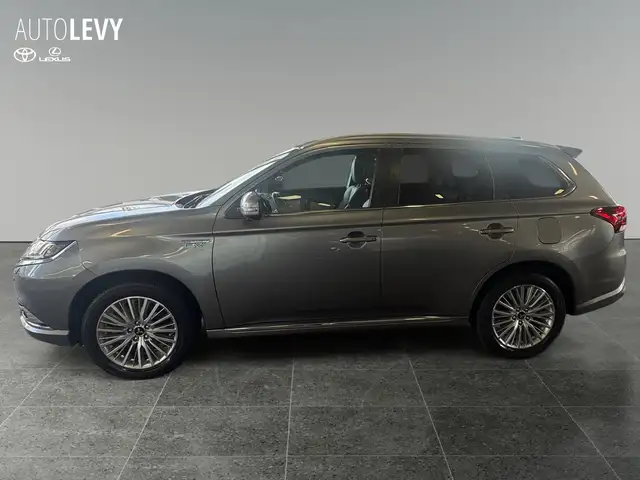Mitsubishi Outlander view 3