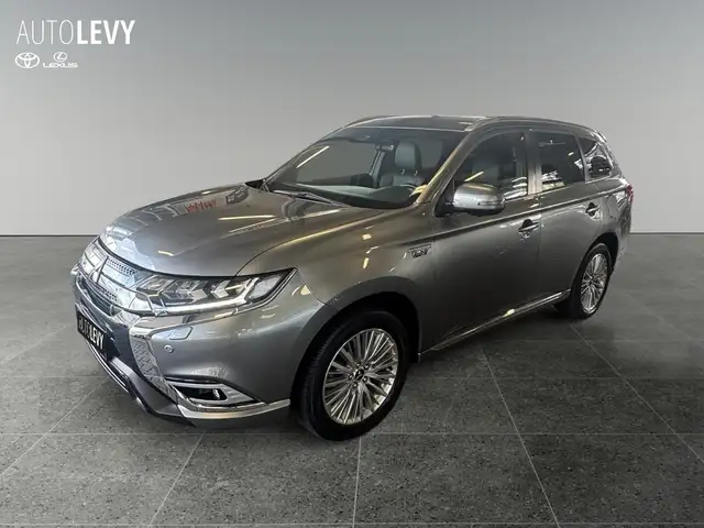 Mitsubishi Outlander view 2