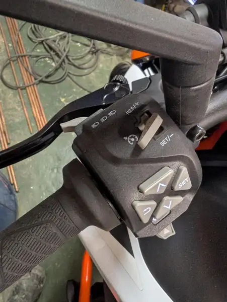 KTM 890 Duke R - foto 8