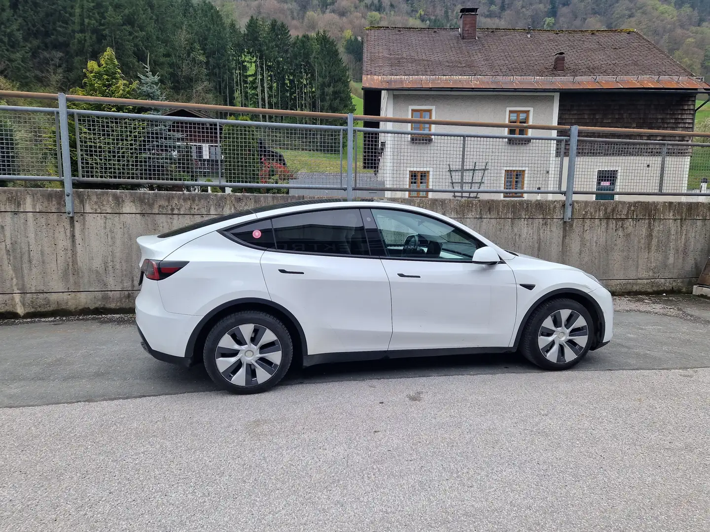 Tesla Model Y Long Range Dual AWD angemeldet sofort verfügbar Weiß - 2