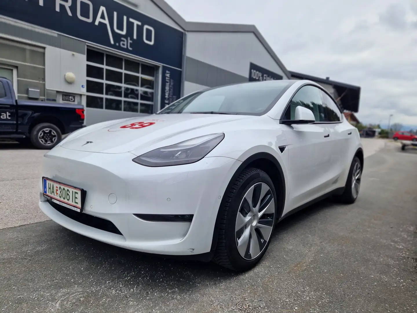 Tesla Model Y Long Range Dual AWD angemeldet sofort verfügbar Weiß - 1