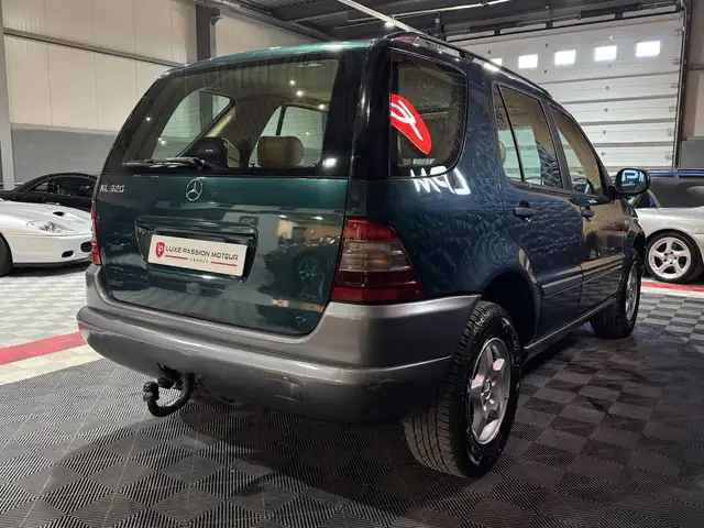 Mercedes-Benz M-Class view 10