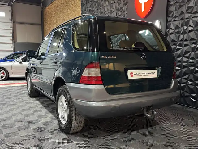 Mercedes-Benz M-Class view 8