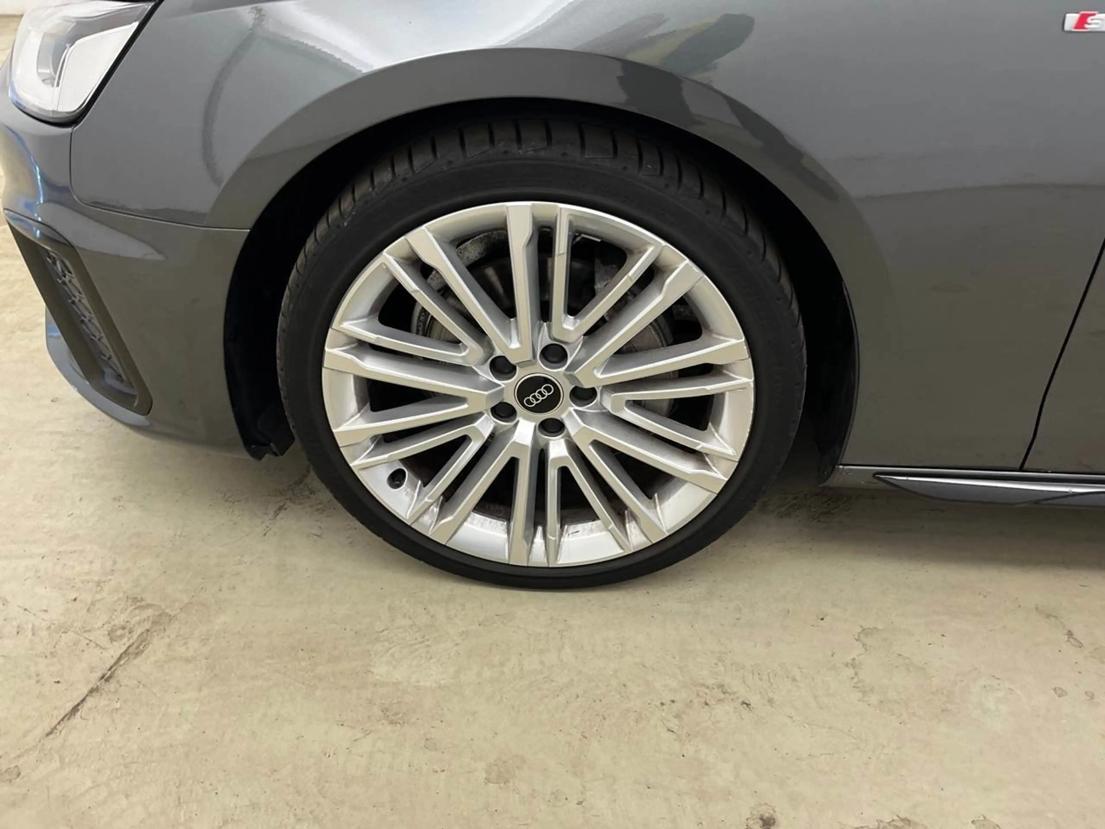 Audi A4 40 quattro 2.0 TFSI Avant S line B&O S Line — photo 12
