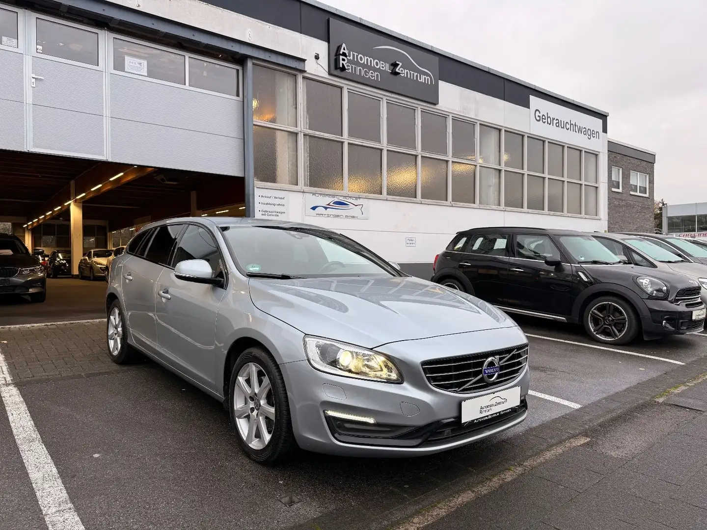 Volvo V60 D3 Geartronic Linje Svart*LEDER*XEN*NAV*KAM* Silber - 1