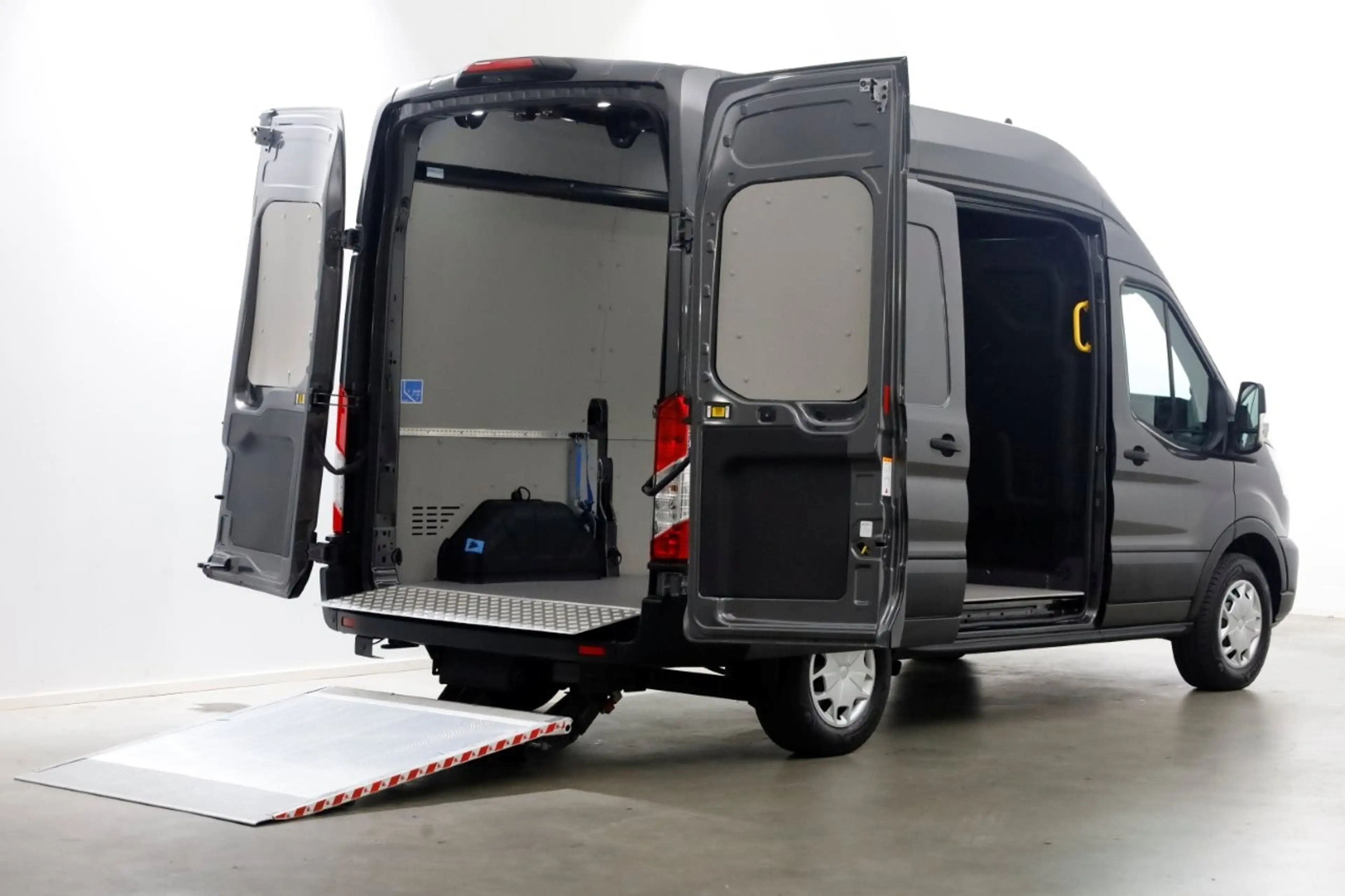 Ford Transit 330 2.0 TDCI 130pk L2H3 Trend Airco/Camera Laadkle — photo 3