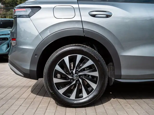 Volkswagen T-Roc view 9