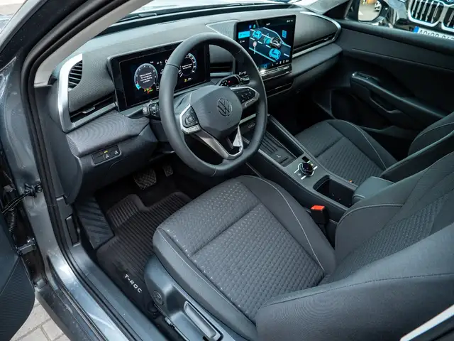 Volkswagen T-Roc view 11