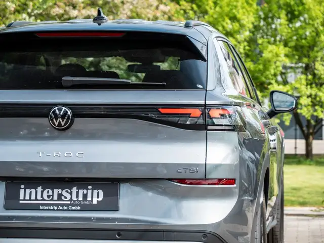 Volkswagen T-Roc view 8