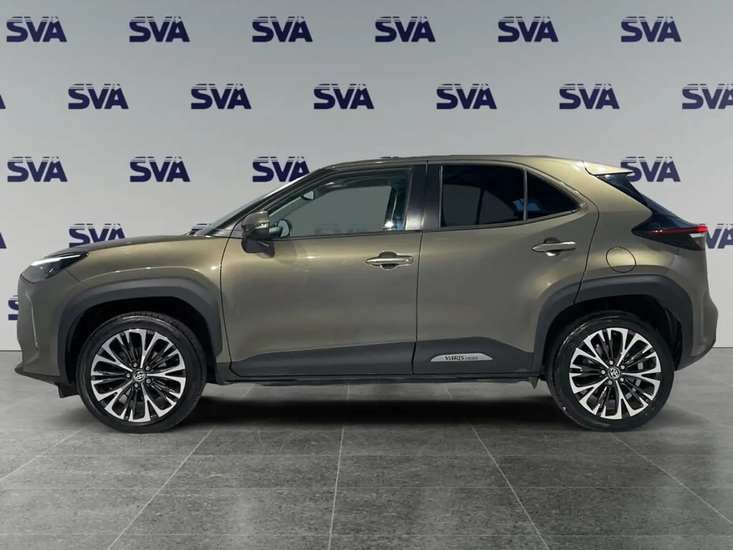 Toyota Yaris 1.5 Hybrid 116CV e-CVT Lounge (FHEV) Oro - 2