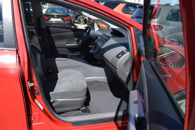 Toyota Prius+ view 13