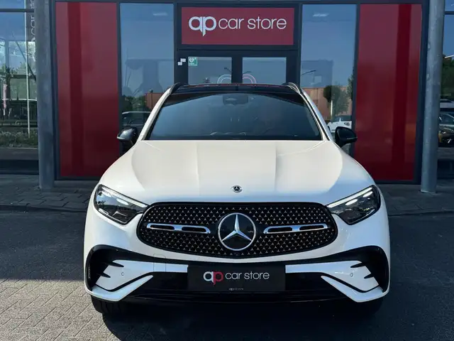 Mercedes-Benz GLC view 3