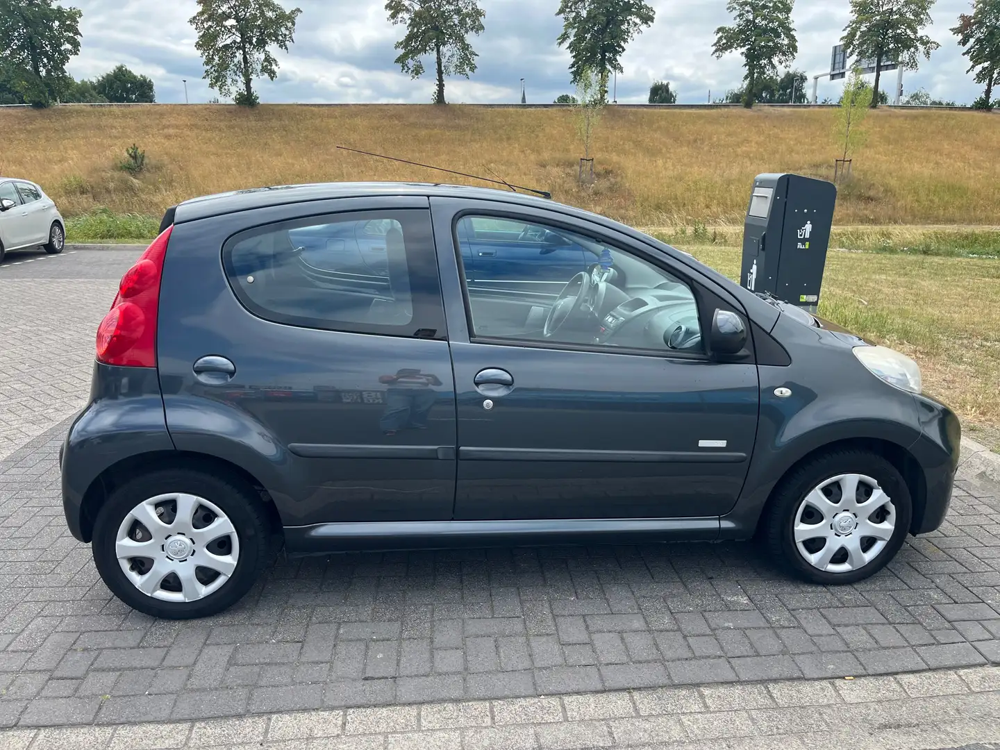 Peugeot 107 107 1.0-12V Millesim 200 Grijs - 2