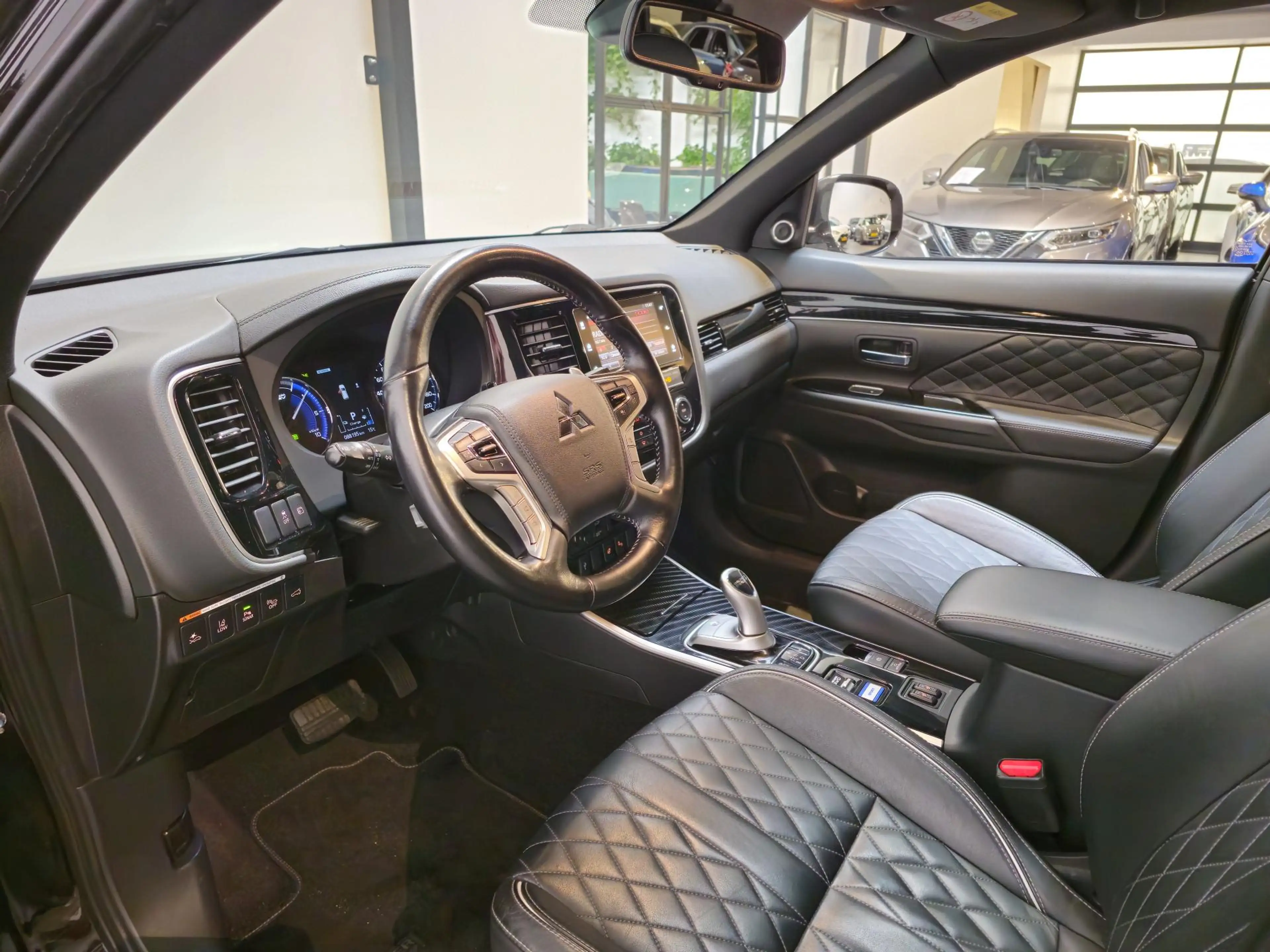 Mitsubishi Outlander 2.4 PHEV Instyle - Stoel/Stuurverwarming - Trekhaa — photo 13