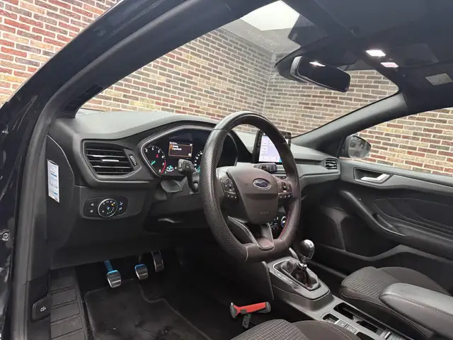 Ford Focus view 3