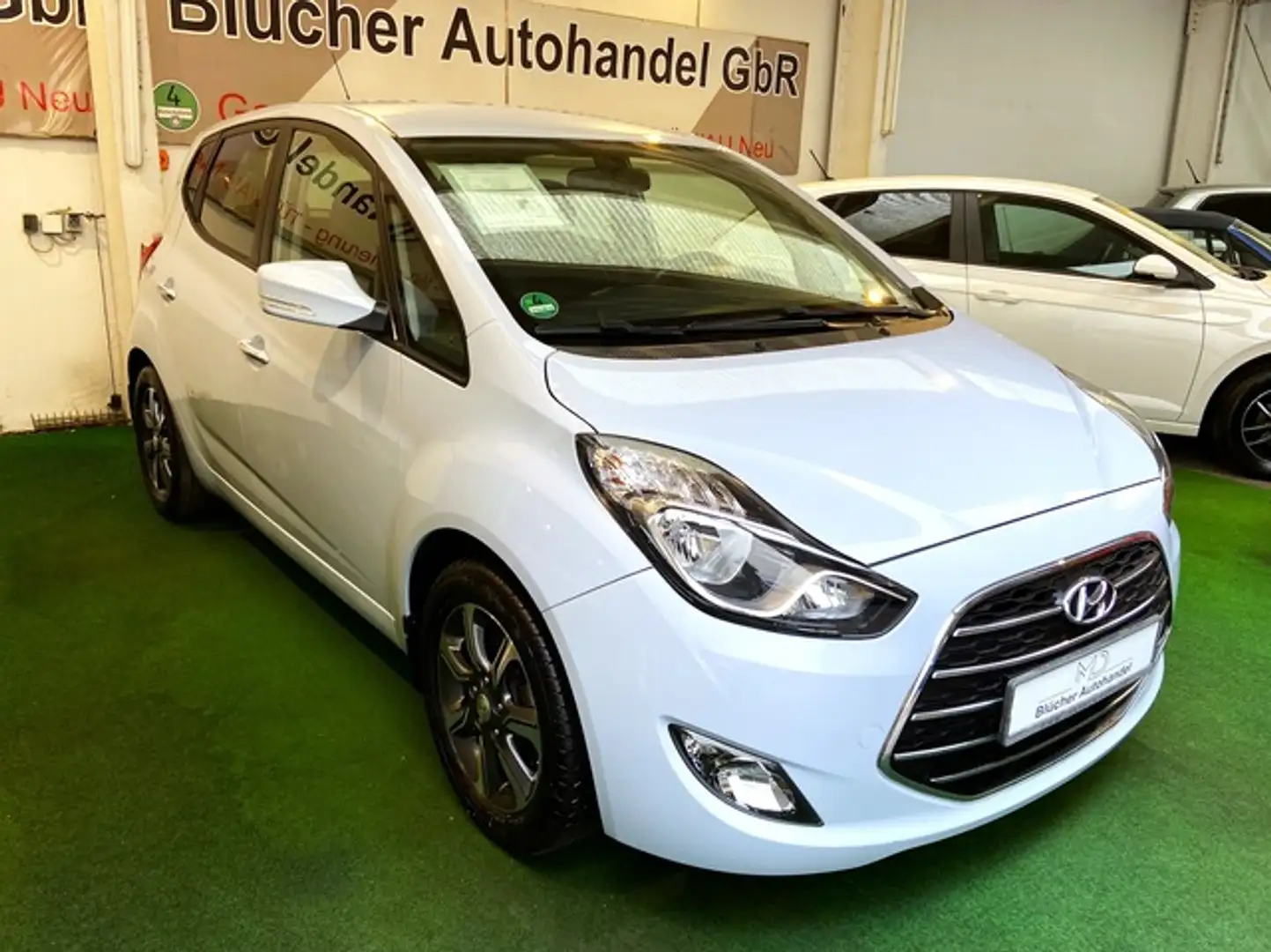 Hyundai iX20 Space Plus  Automatik Navi Bluetooth Kamira Weiß - 2