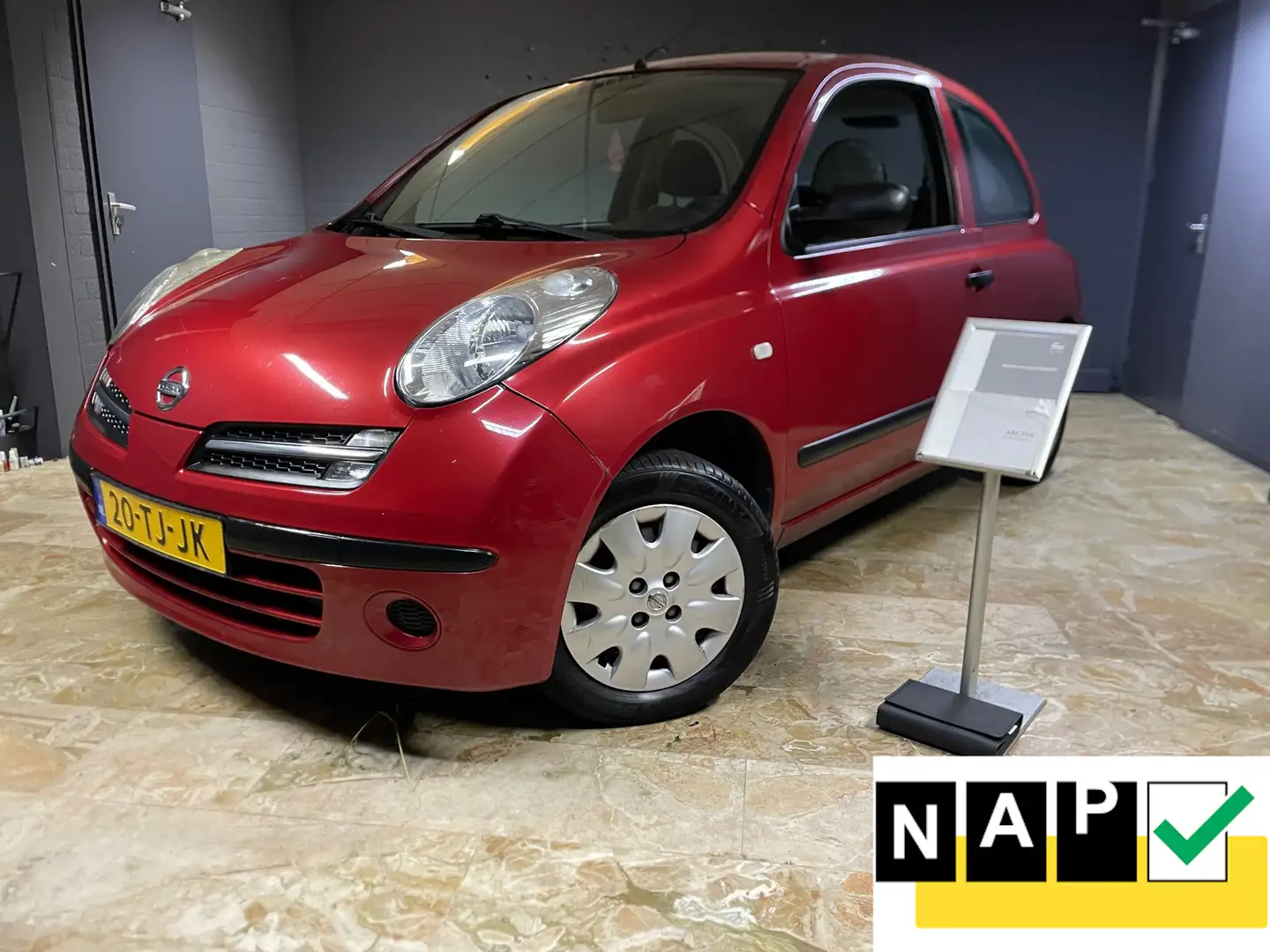 Nissan Micra 1.2 Visia Met Airco Rood - 1
