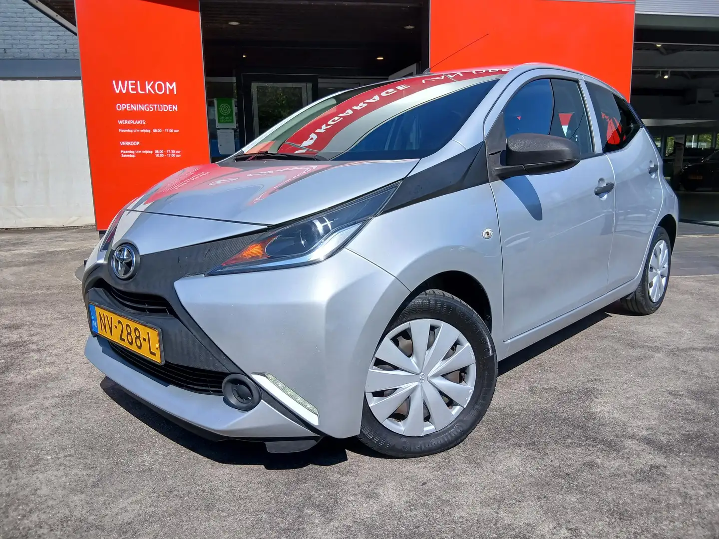 Toyota Aygo 1.0 VVT-i x-fun Airco Cruise Control Grau - 2