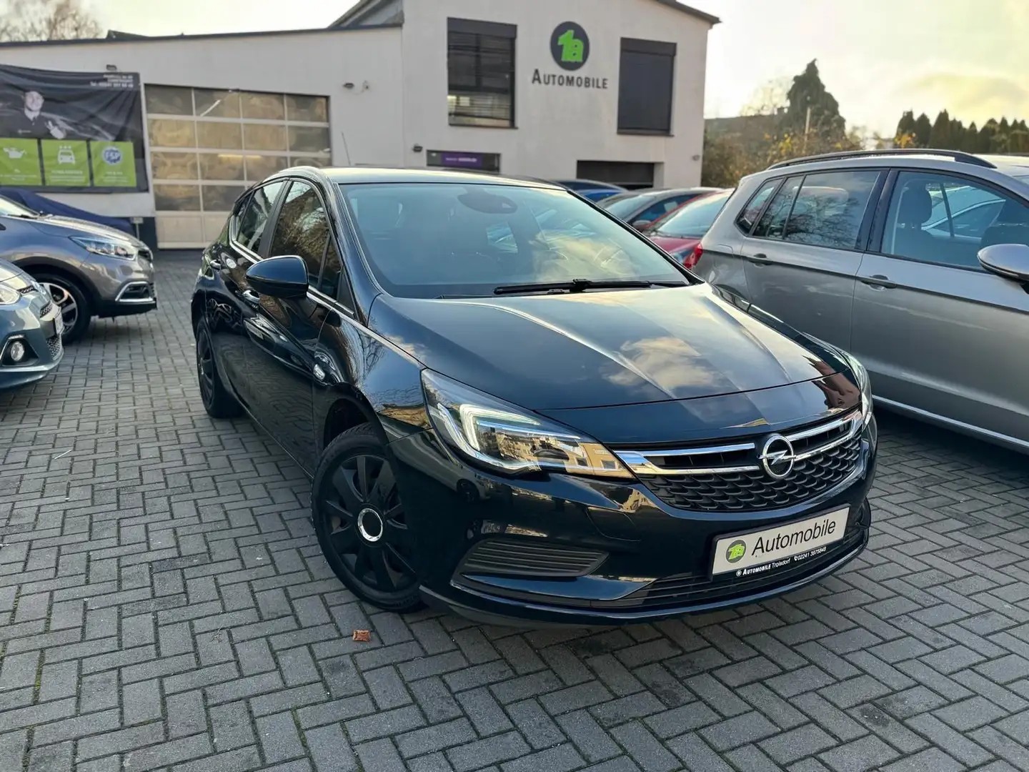 Opel Astra K Lim. 5-trg. Edition*PDC*SHZ*TEMPO*AHK Zwart - 1
