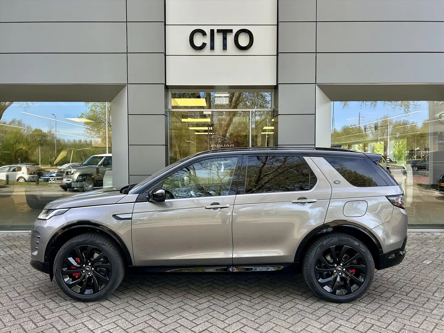 Land Rover Discovery Sport P270e PHEV AWD Dynamic HSE Grijs - 2