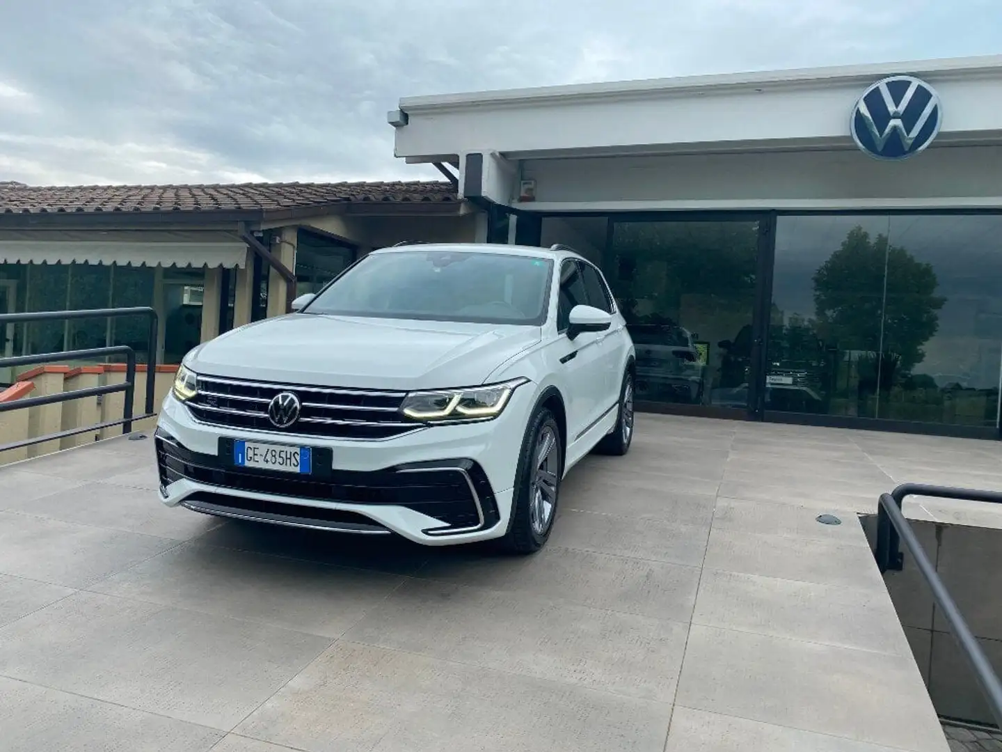 Volkswagen Tiguan Tiguan 2.0 TDI 150 CV SCR DSG R-Line Weiß - 2
