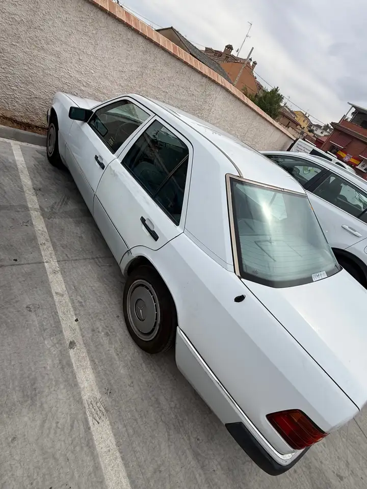 Mercedes-Benz 200D, foto 1