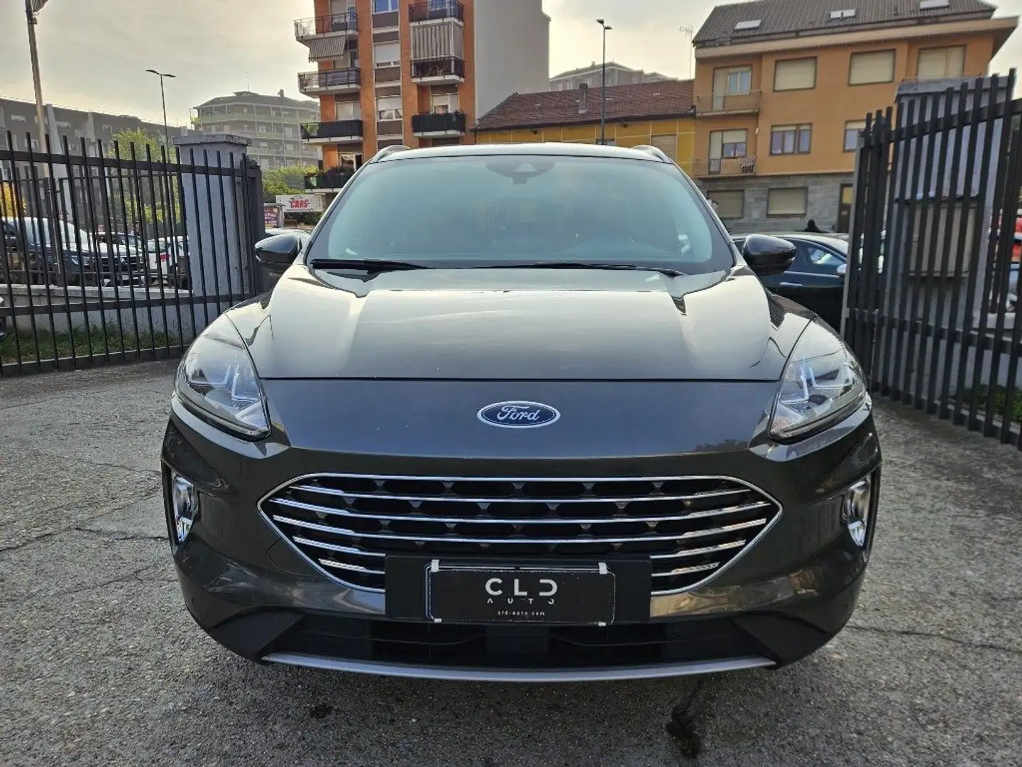 Ford Kuga 1.5 EcoBlue 120 CV aut. 2WD Gris - 2