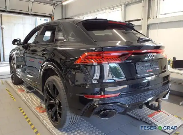 Audi RS Q8 view 2