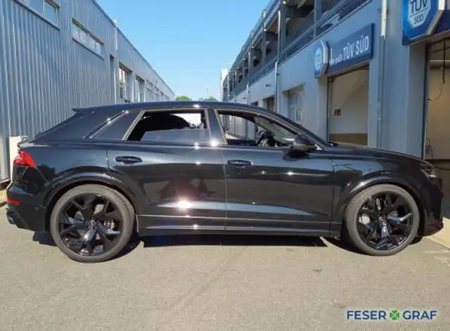 Audi RS Q8 view 3