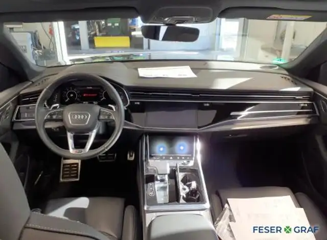 Audi RS Q8 view 5