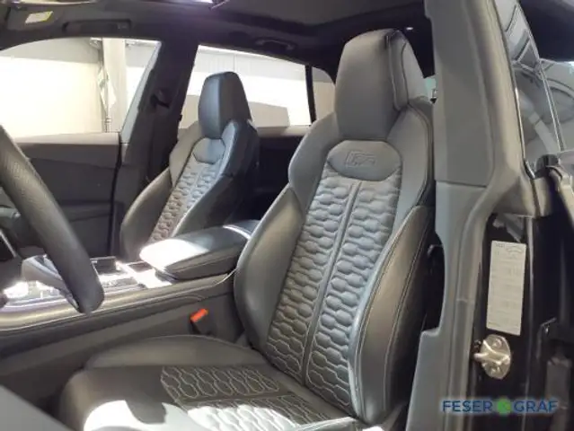 Audi RS Q8 view 4