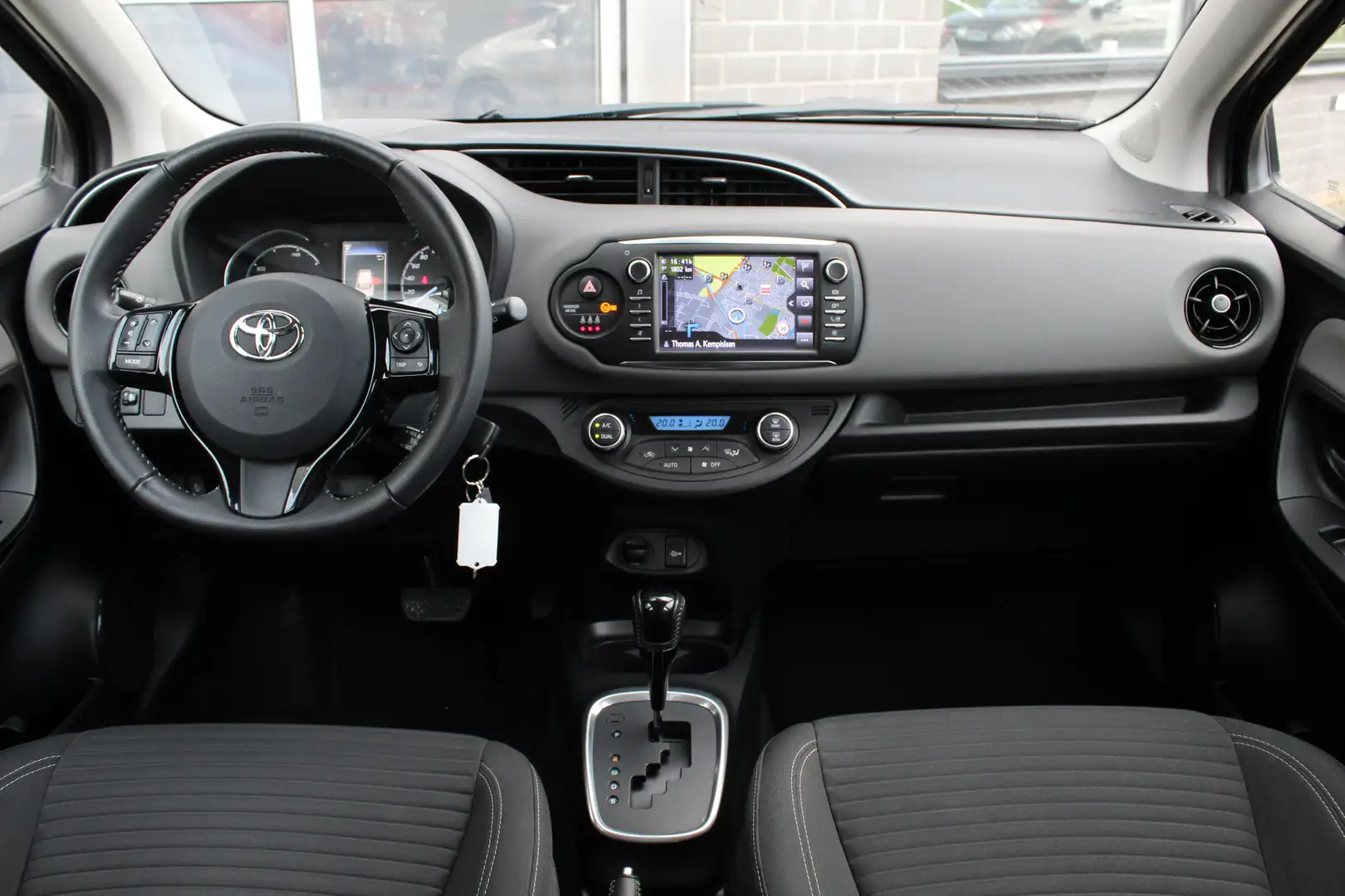 Toyota Yaris 1.5 Hybrid Aspiration / Camera / Navigatie / N.A.P Zwart - 2