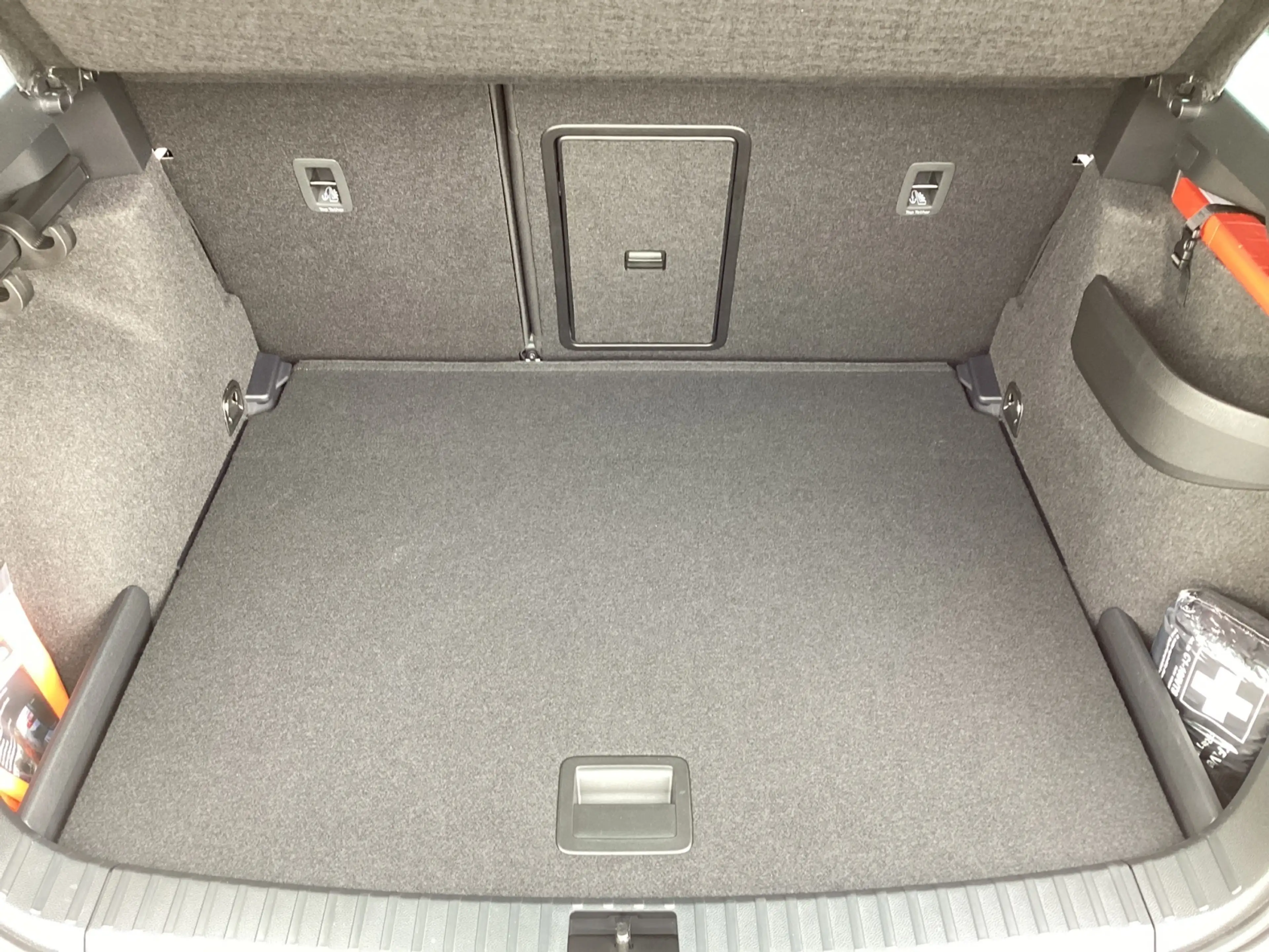 Skoda Karoq 1.5 TSI DSG Selection AHK LED Kamera — photo 11