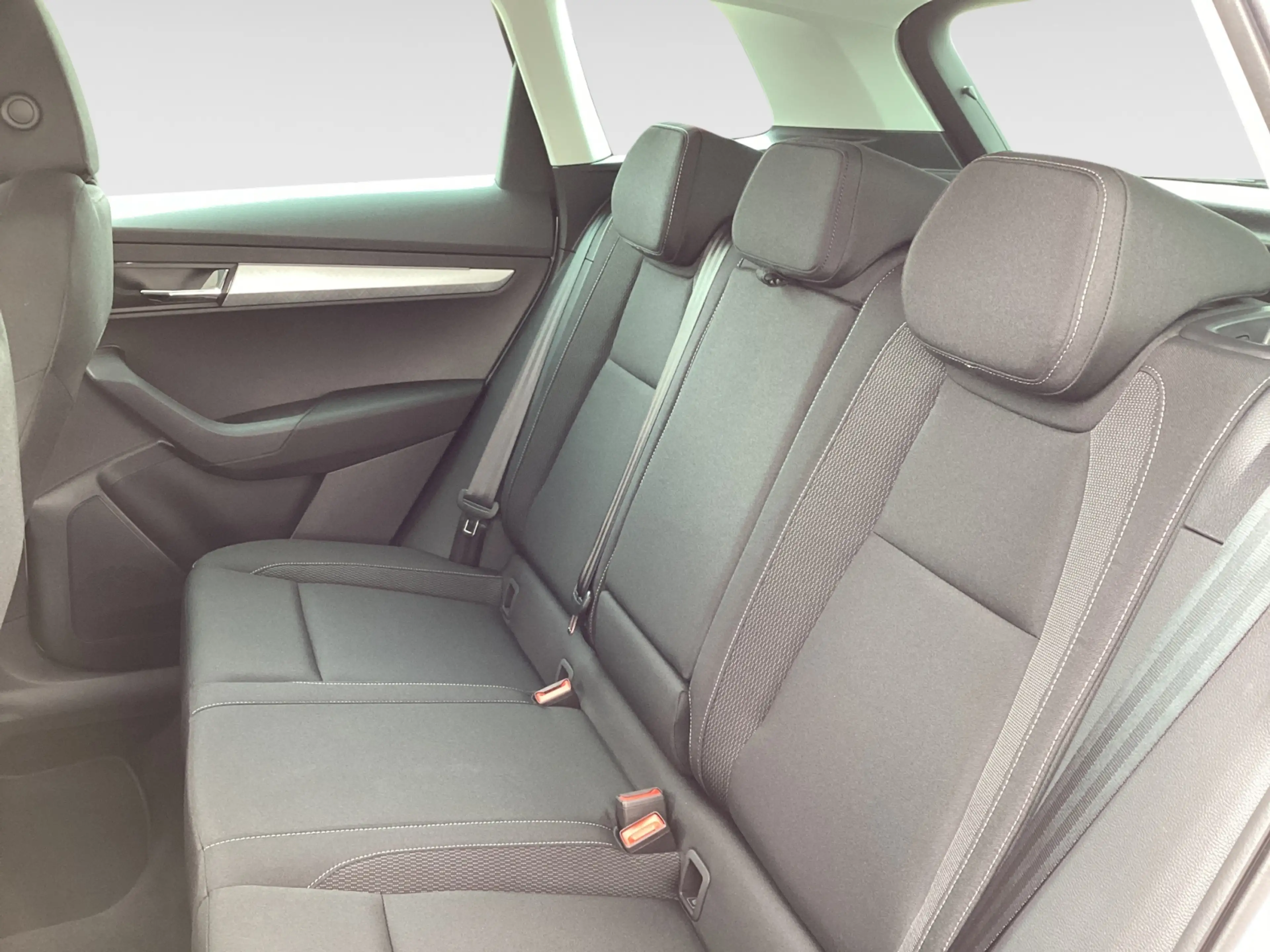 Skoda Karoq 1.5 TSI DSG Selection AHK LED Kamera — photo 9