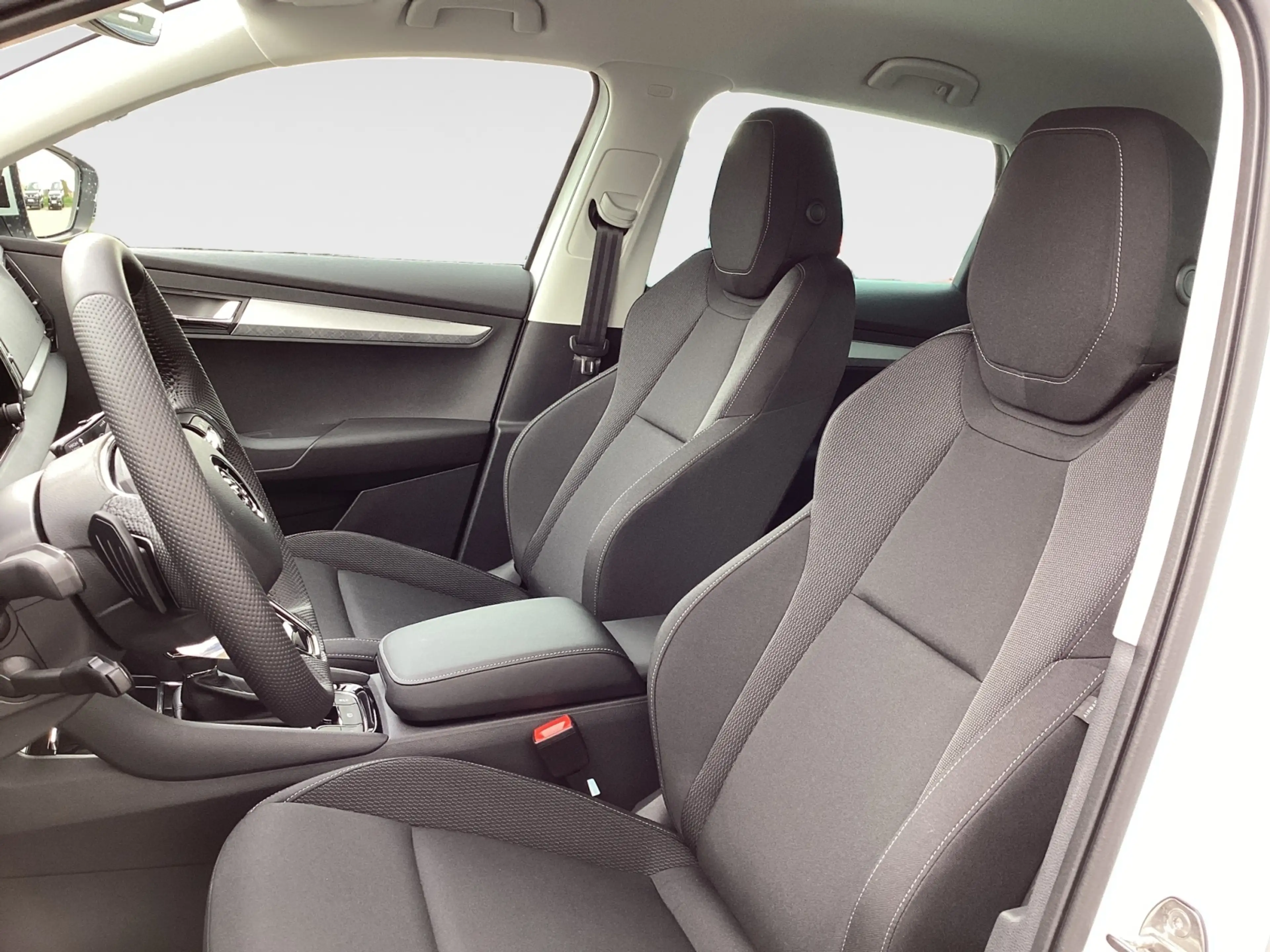 Skoda Karoq 1.5 TSI DSG Selection AHK LED Kamera — photo 8