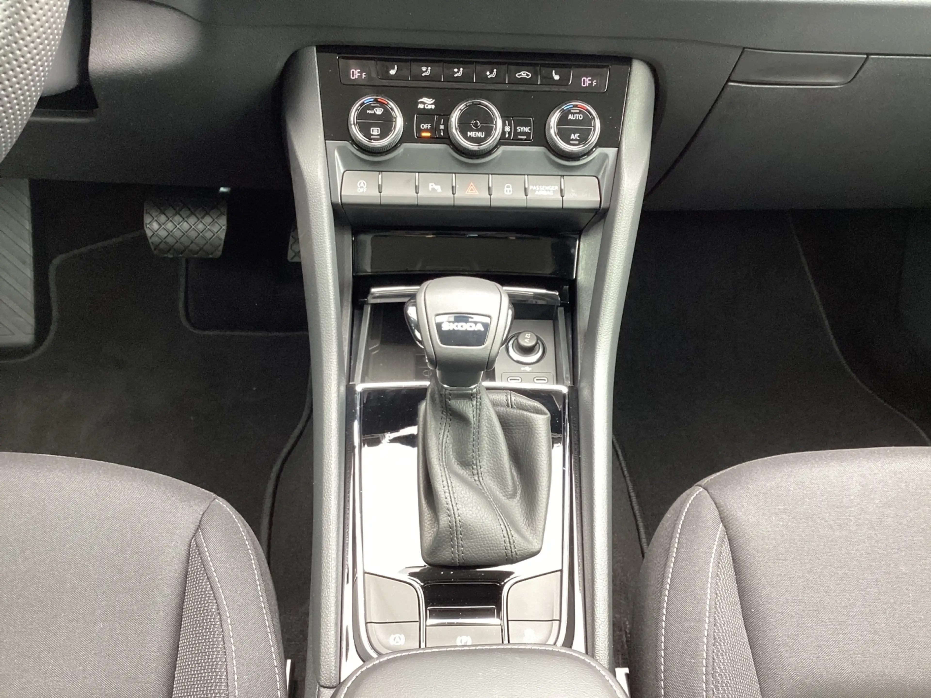 Skoda Karoq 1.5 TSI DSG Selection AHK LED Kamera — photo 15