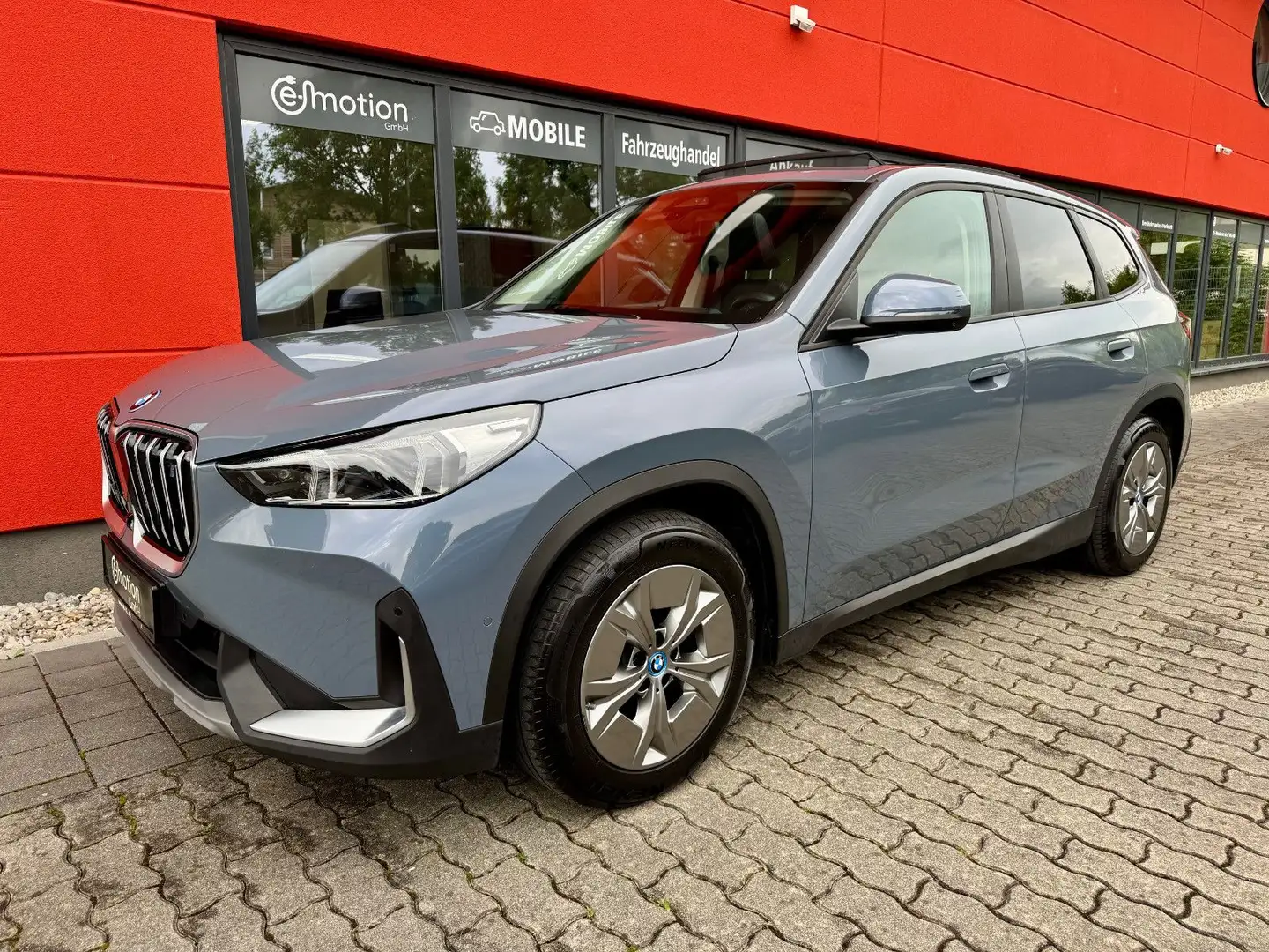 BMW iX1 30 xDrive*PanoSD*Headup*Leder*DAB*M-Fahrwerk Grau - 1