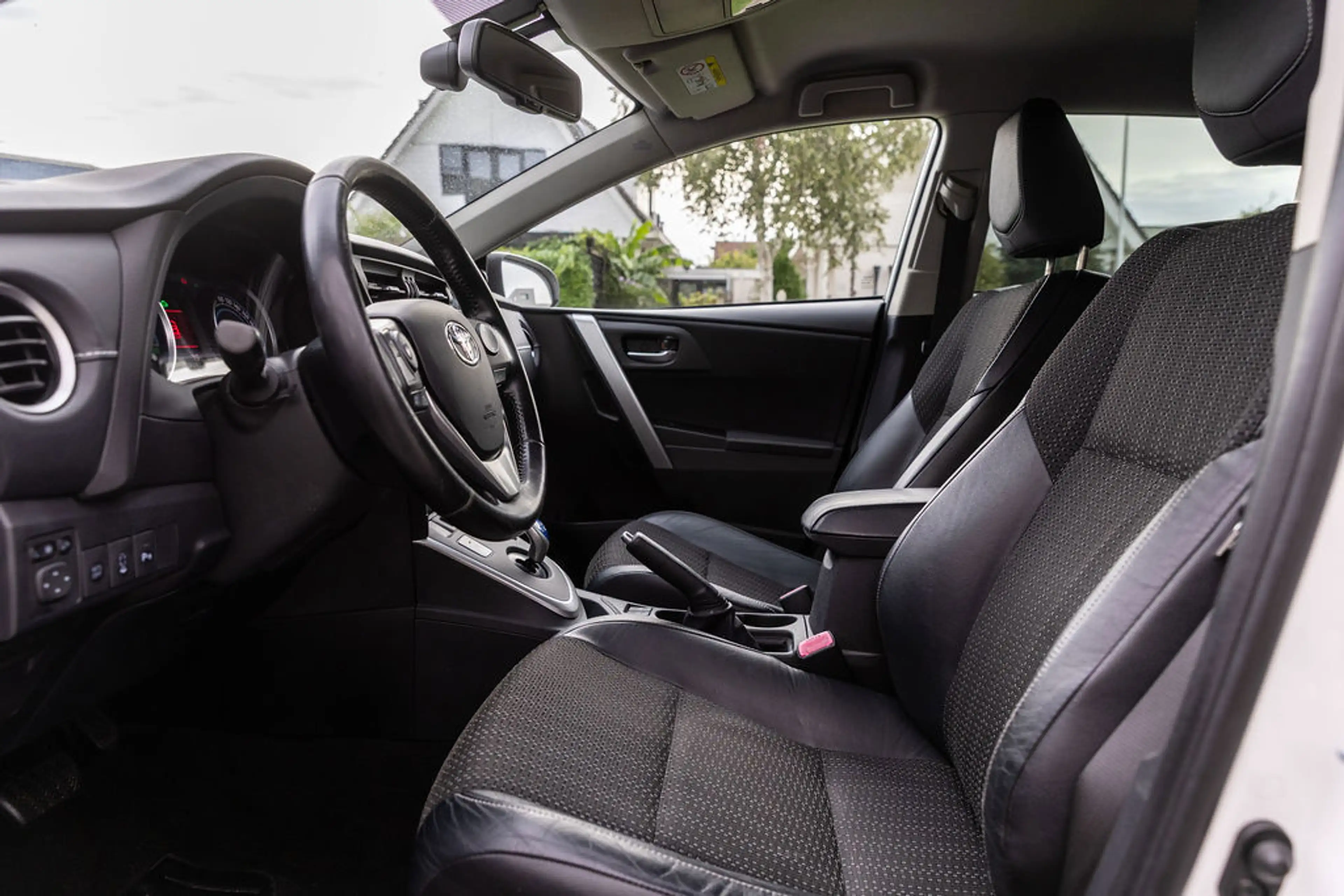 Toyota Auris 1.8 Hybrid Lease Pro | JBL — photo 7
