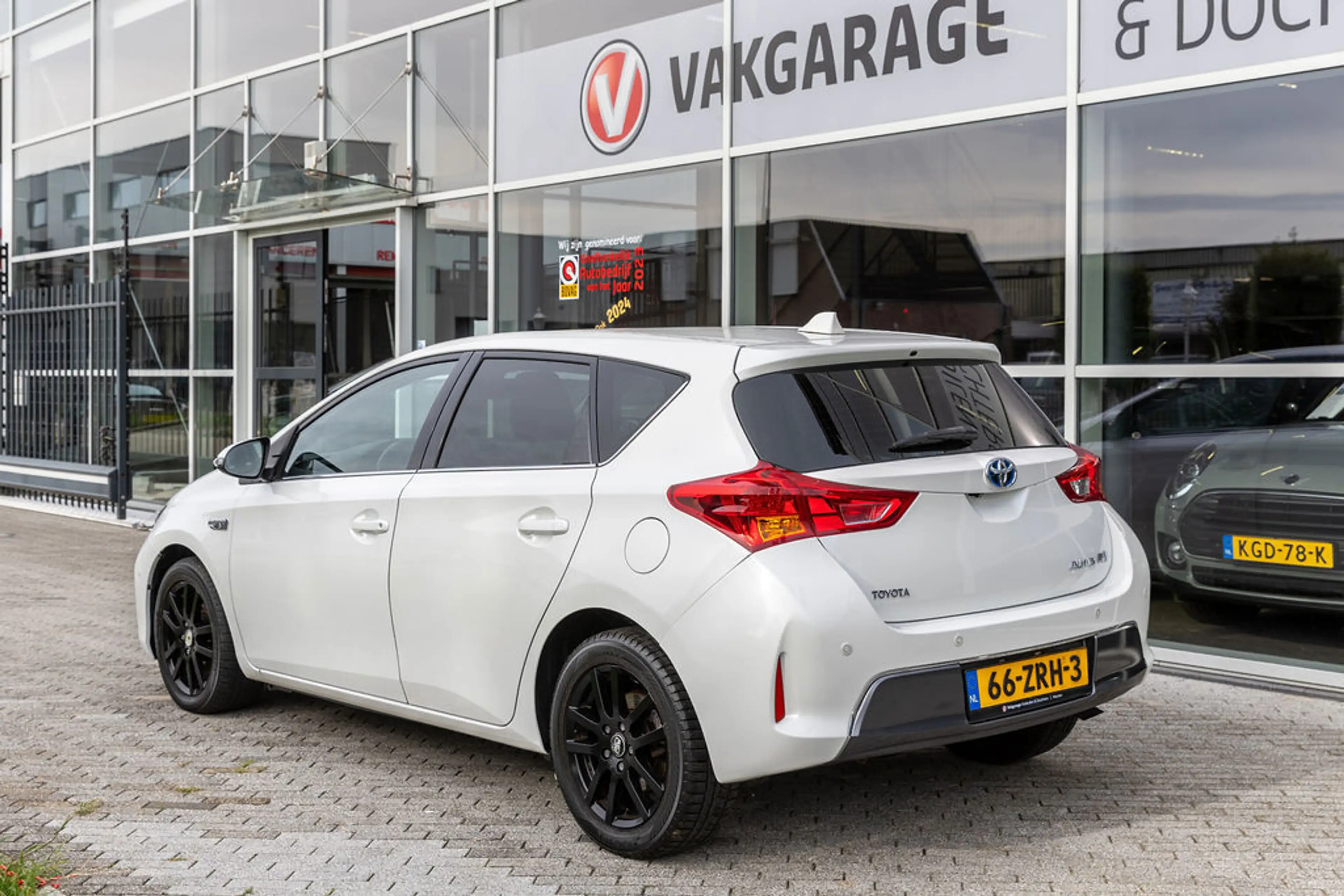 Toyota Auris 1.8 Hybrid Lease Pro | JBL — photo 3