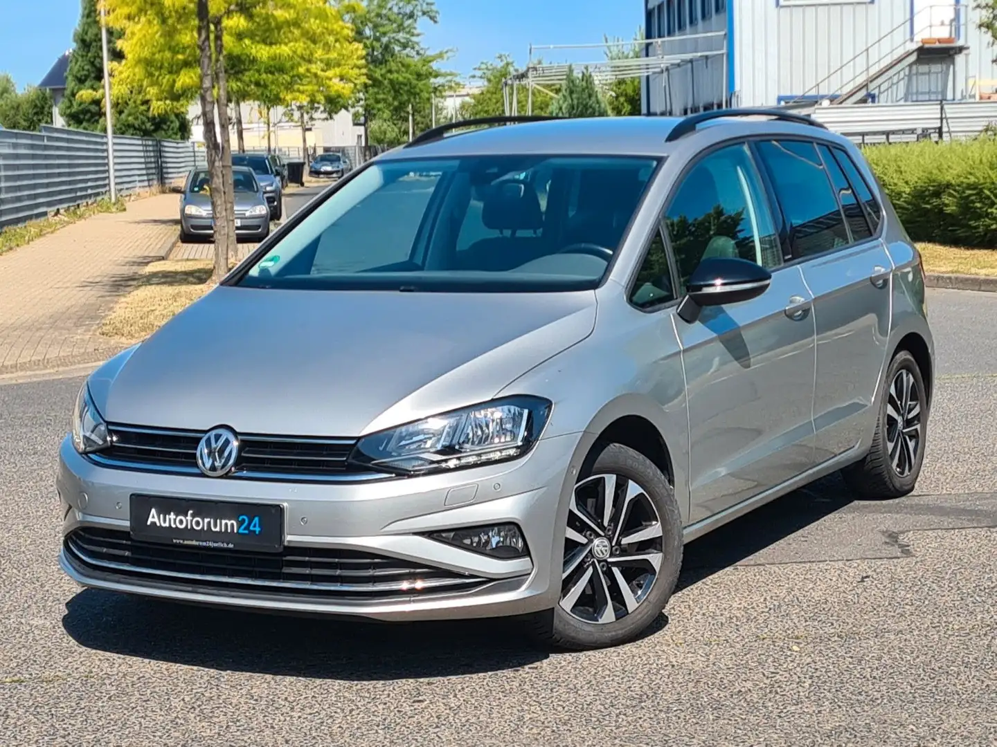 Volkswagen Golf Sportsvan VII IQ.DRIVE*Navi*PDC*ACC*AHK* Silber - 1