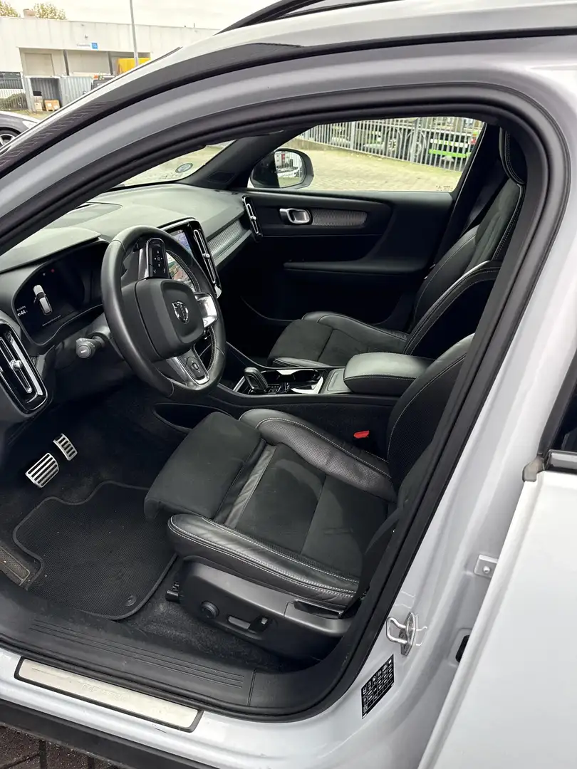 Volvo XC40 Recharge P8 AWD R-Design 78 kWh | Adaptive cruise Gris - 2