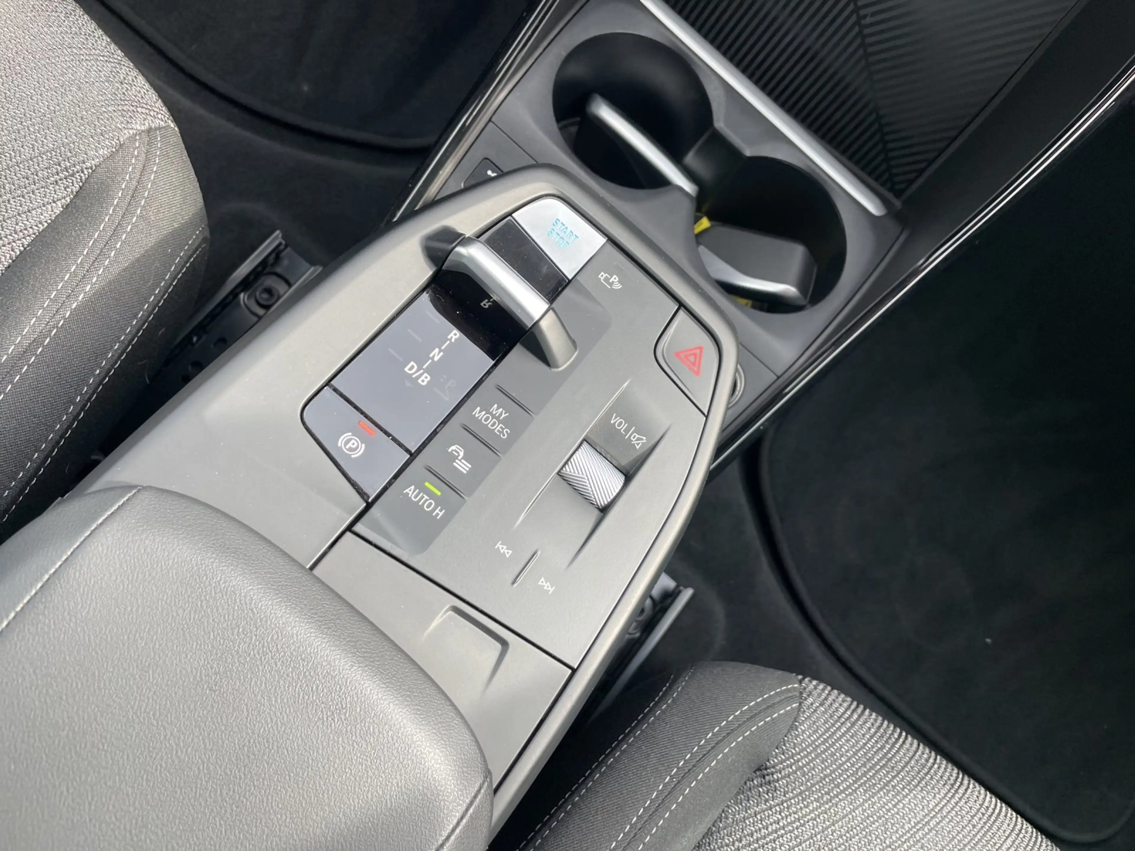 BMW iX 1 xDrive30 AHK | Parkass. | CarPlay | DAB-Tuner — photo 11