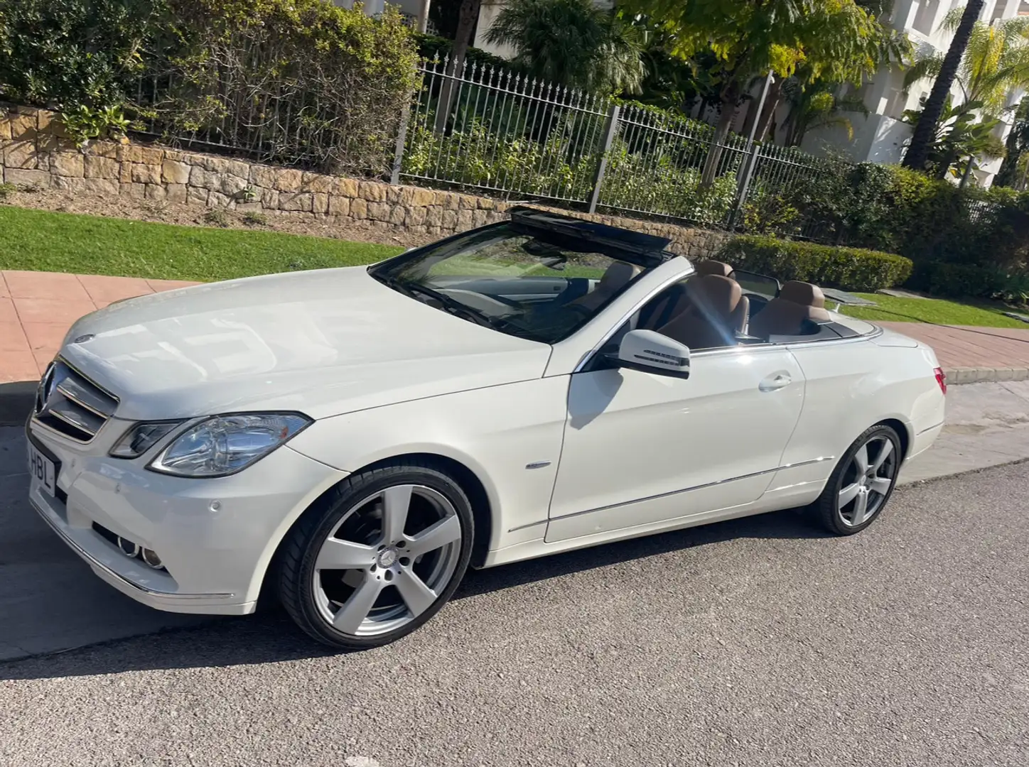 Mercedes-Benz E 200 CGI Cabrio BlueEFFICIENCY Automatik Avantgarde - 1
