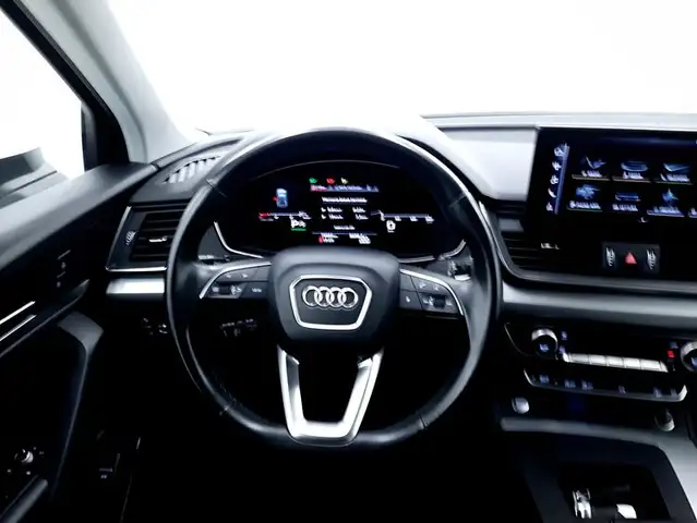 Audi Q5 view 11
